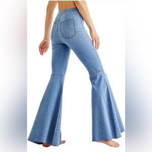 We The Free Light /medium wash Blue Flare Jeans high rise statement  size 29